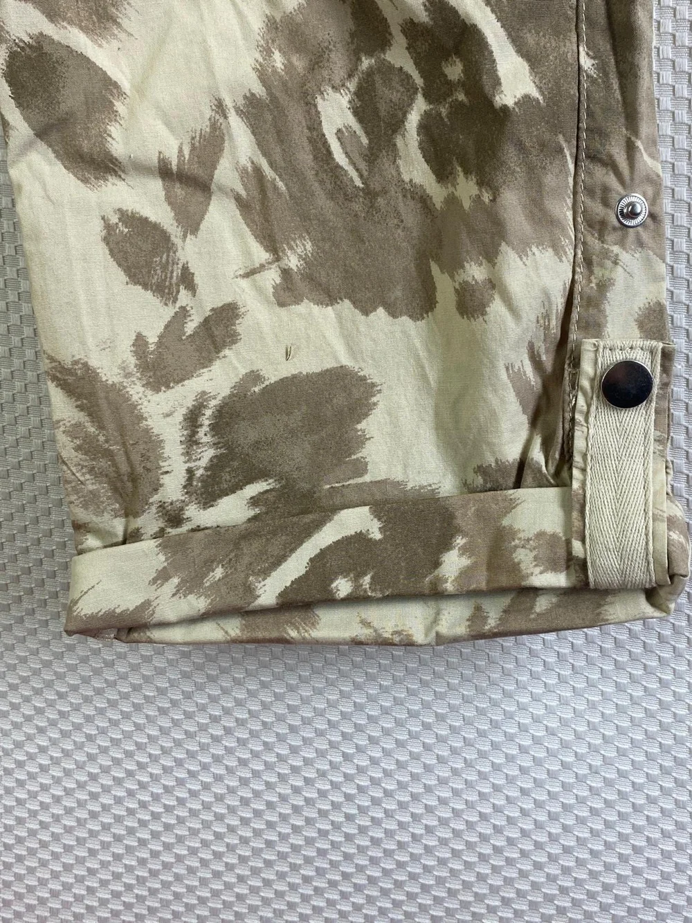 NWT Democracy Khaki Floral Tie-Dye Cropped Pants 12 - Picture 3 of 8